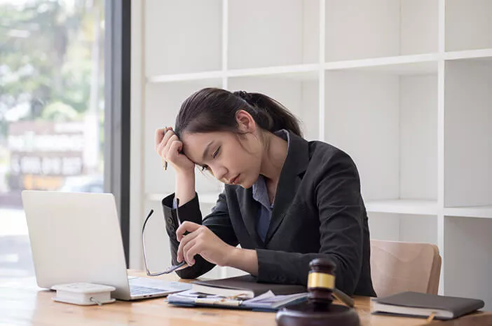 Bahaya Sakit Kepala karena Stres Bekerja