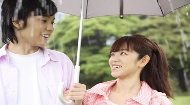 5 Alasan Ilmiah Banyak Pasangan Pilih Bermesraan di Musim Hujan