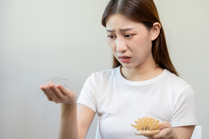 12 Cara Mengobati Rambut Rontok Secara Alami