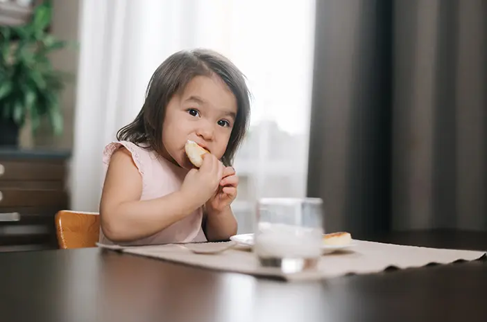2 Cara Mengajarkan Anak untuk Makan Sendiri