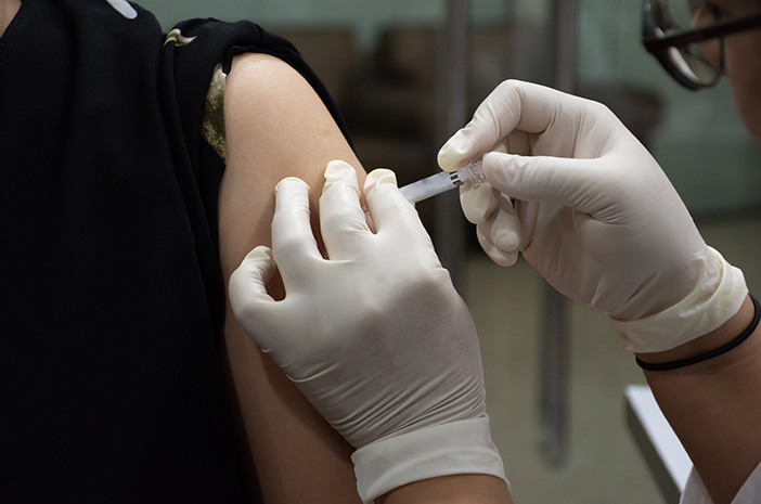 Bukan Cuma Flu, Ini 6 Vaksin yang Dibutuhkan oleh Orang Dewasa