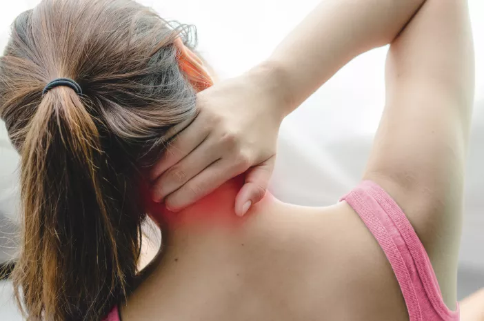 4 Tips Mencegah Sakit Leher yang Disebabkan Salah Bantal