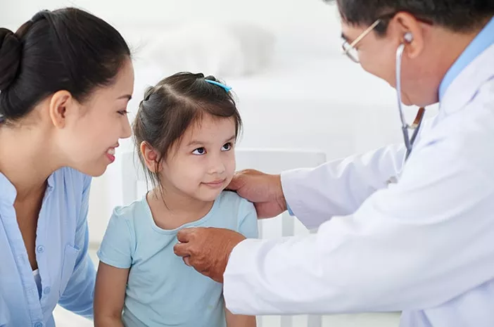 Ketahui Waktu yang Tepat Membawa Anak yang Demam ke Dokter