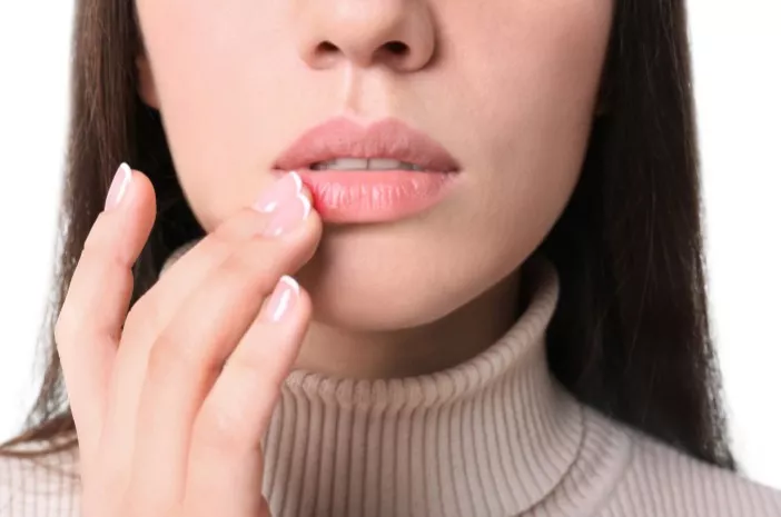 Jangan Diabaikan, 5 Kebiasaan yang Membuat Bibir Kering