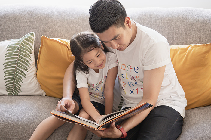 Membacakan Buku Tingkatkan Hubungan Ayah dan Anak, Benarkah?