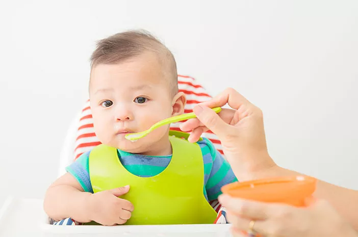 3 Kebiasaan yang Bisa Membuat Bayi Susah Makan