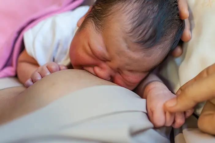 Ketahui 5 Penyebab Bayi Menangis saat Menyusui
