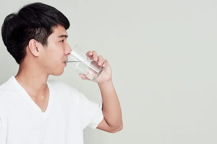 Minum Air Hangat di Pagi Hari, Adakah Manfaatnya?