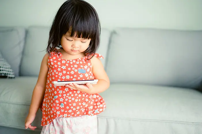 Cara Menjelaskan Bahaya Penggunaan Gadget Berlebih pada Anak