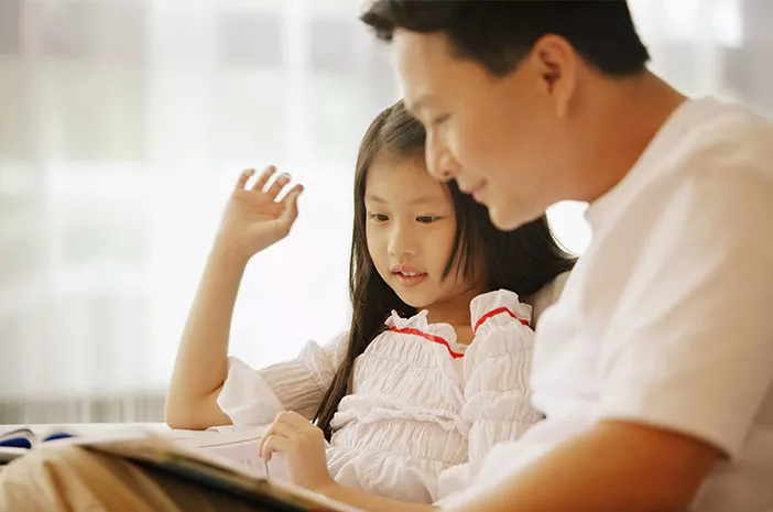 Harus Tahu, Ini Peran Ayah dalam Mendidik Anak