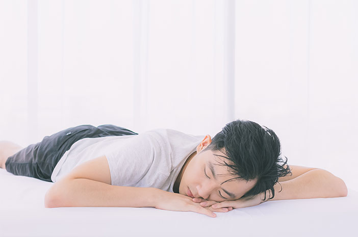Mitos atau Fakta Tidur Tengkurap Picu Floppy Eyelid Syndrome