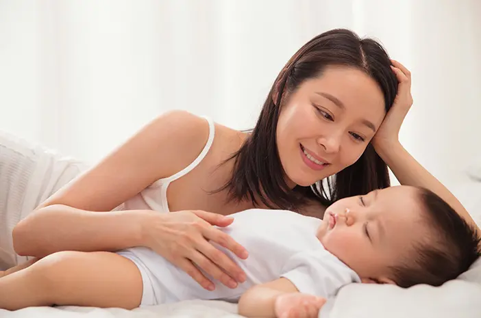 Alasan Bayi Berbahaya Tidur Bersama Orangtua