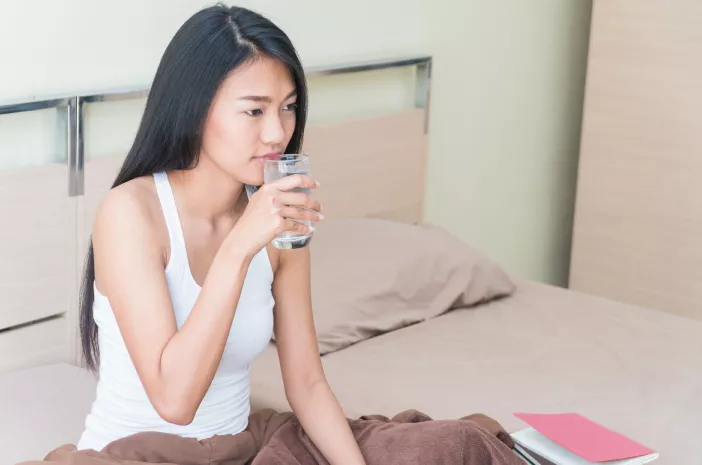 Bangun Tidur Sebaiknya Minum Air Hangat atau Dingin?