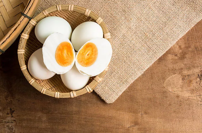 Kebiasaan Makan Telur Asin Sebabkan Kelebihan Garam
