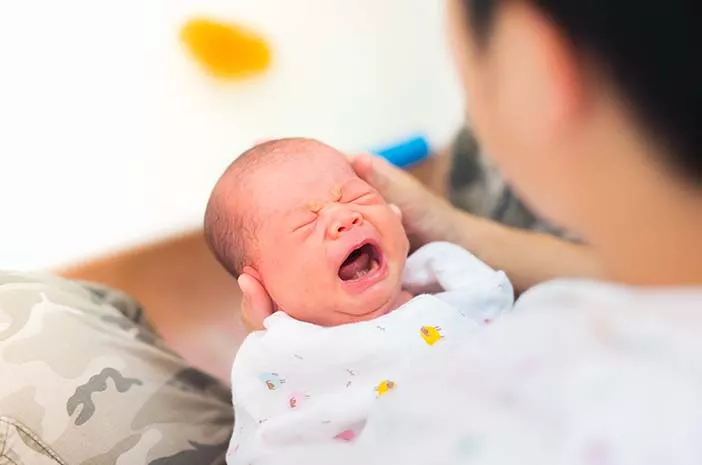Cara Bedakan Kejang Demam dan Tersedak pada Bayi