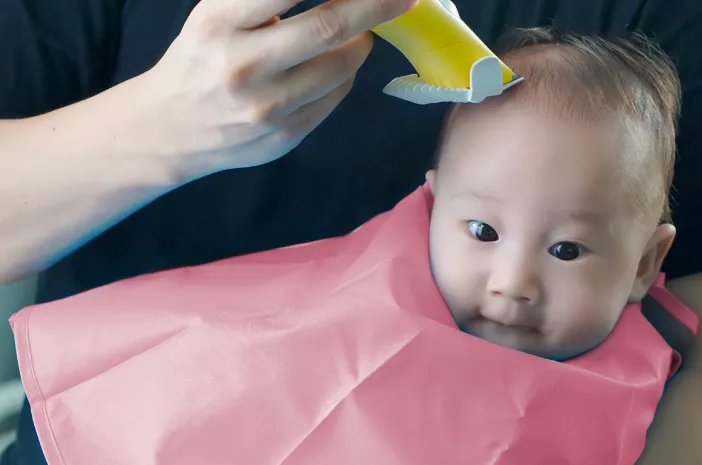 Cukur Rambut Bayi Bikin Lebat, Mitos atau Fakta?