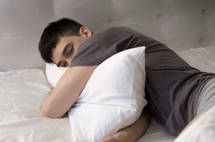 Benarkah Posisi Tidur Bisa Sebabkan Kaki Bengkak ?