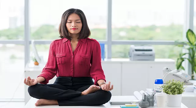 6 Gerakan Yoga yang Bisa Dilakukan di Kantor