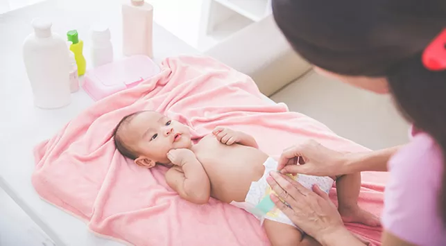 Urutan Mengganti Popok Bayi yang Benar