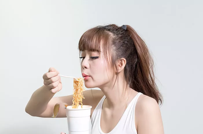 Ini Alasan Kenapa Makan Mi Instan dengan Nasi Sebaiknya Dihindari