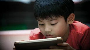 Ini yang Harus Dilakukan Ketika Pergoki Anak Melihat Konten Dewasa