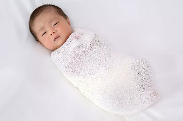 Bayi Baru Lahir Dibedong Terus, Bolehkah?