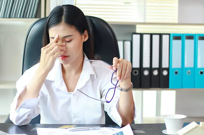 Tips Mengatasi Gejala Migrain yang Kambuh di Kantor 