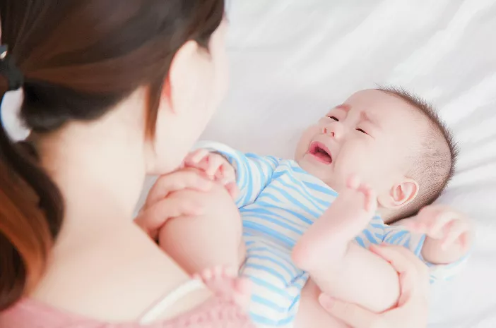 3 Cara Alami Meredakan Sakit Tenggorokan pada Bayi