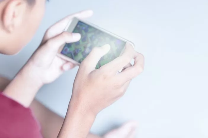 Anak Kecanduan Smartphone, Hati-Hati Gangguan Pendengaran