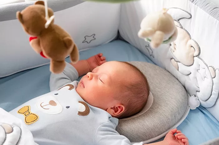 Sebaiknya Bayi Tidur Menggunakan Bantal atau Tidak?