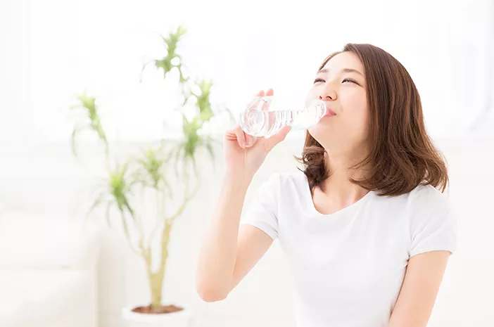 Rajin Minum Air Putih Bisa Cegah ISK, Benarkah?