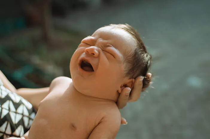 Kenali Mitos dan Fakta tentang Menjemur Newborn
