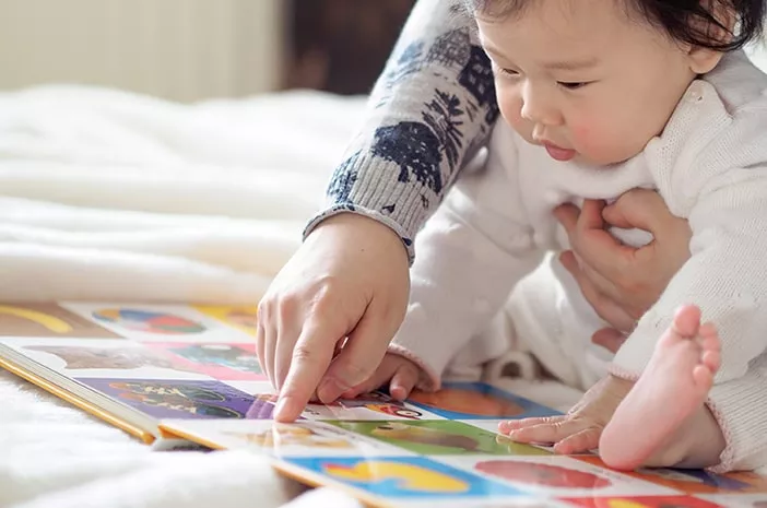 Meski Belum Bisa Baca, Kenalkan Buku Sejak Bayi