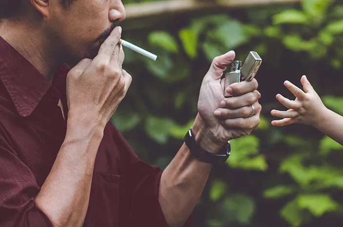 Orangtua Perokok Berisiko Tularkan Kebiasaan Merokok pada Anak di Usia Dini