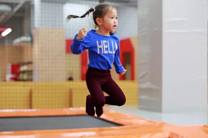 Selain Menyenangkan, Ini Manfaat Olahraga Trampolin untuk Anak