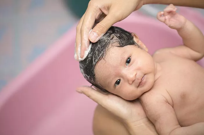 Benarkah Bayi Sering Mandi dengan Air Dingin Bisa Picu SIDS?