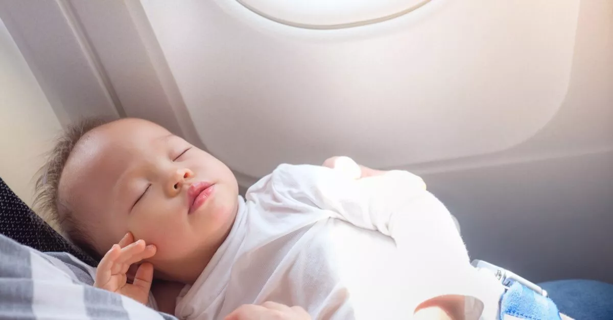 4 Hal yang Perlu Diperhatikan Kalau Ajak Bayi Naik Pesawat 