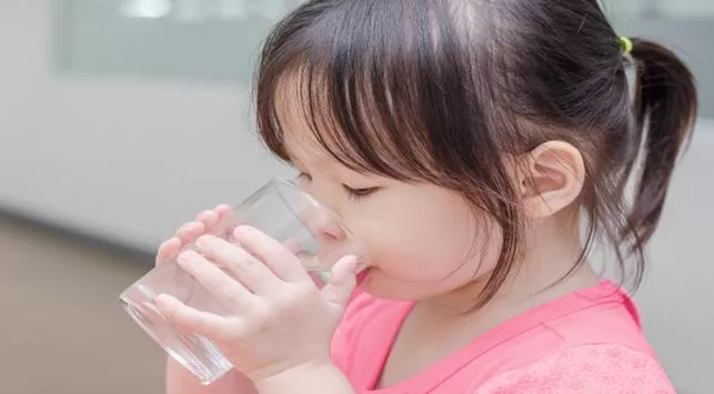 Cara Menerapkan Kebiasaan Minum Air Putih pada Anak