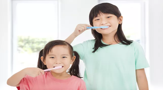 Begini Cara Mudah Mengajari Si Kecil Menggosok Gigi
