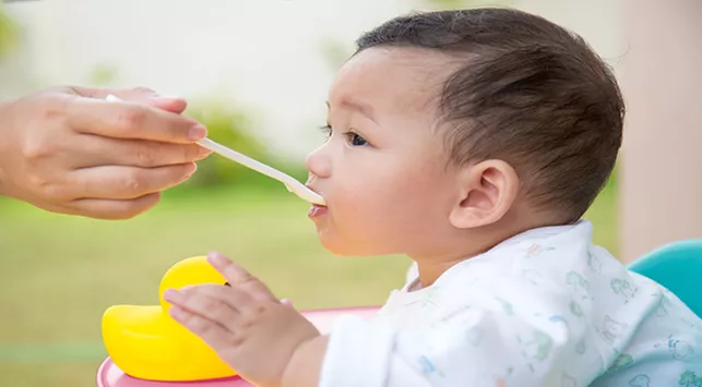 4 Kesalahan saat Memberi Makan Bayi