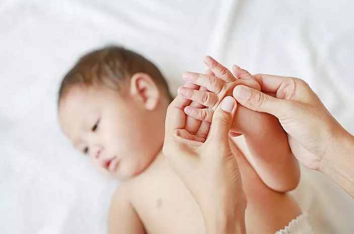 Sebelum Memijat Bayi, Perhatikan 9 Hal Ini