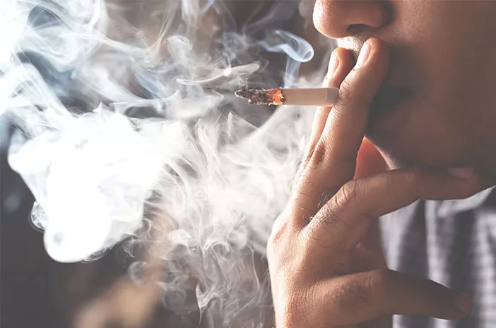 Benarkah Perokok Pasif Bisa Terkena Batuk Kronis?