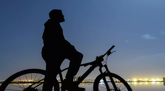 5 Mitos Bersepeda pada Malam Hari yang Tak Banyak Diketahui