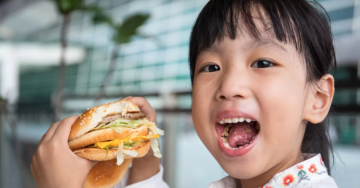 Anak Lebih Suka Makan Fast Food, Ibu Harus Apa?