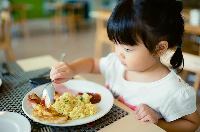 Tips Mengajarkan Disiplin pada Anak saat di Meja Makan