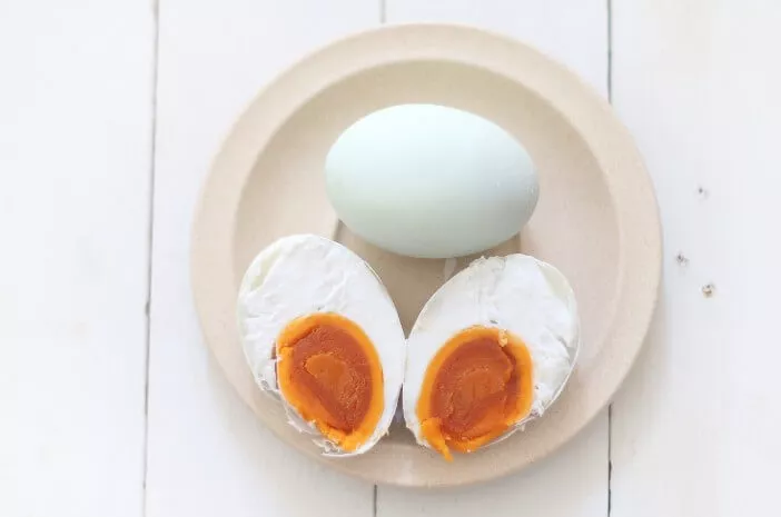 Cerdaskan Anak dengan Makan Telur Asin, Benarkah?