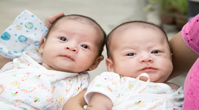 Lucunya Punya Bayi Kembar, Trik Menyusui yang Perlu Ditiru