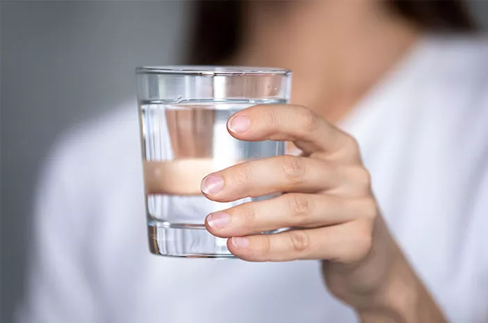 Bolehkah Turunkan Berat Badan Hanya dengan Konsumsi Air Putih?