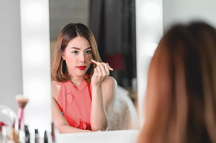   8 Jenis Make up yang Mesti Ada di Dalam Tas