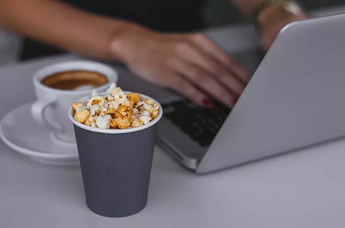 Popcorn Tanpa Mentega untuk Camilan Sehat di Kantor